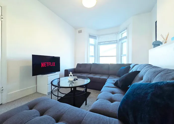 Spacious 3 Bed Apartment, 10 Mins From Wembley Stadium With Private Garden