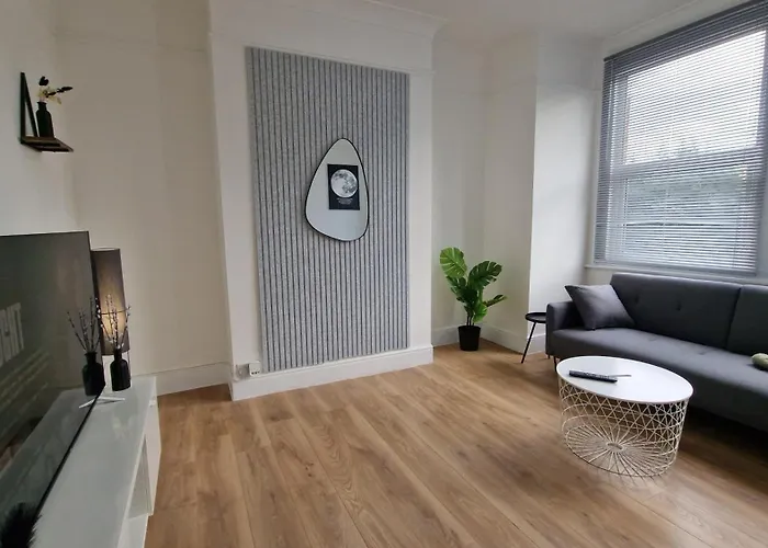 London 3 Bedrooms House With Parking