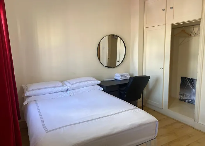 Cozy Private Room Near Cambridge Heath Station