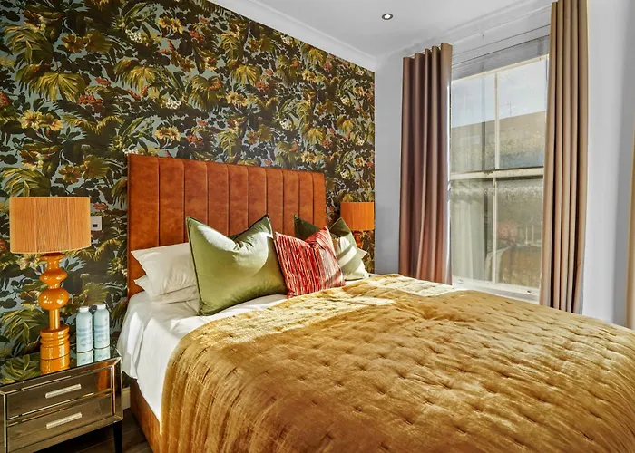 Bright & Airy Flat With Stunning Rooftop Views
