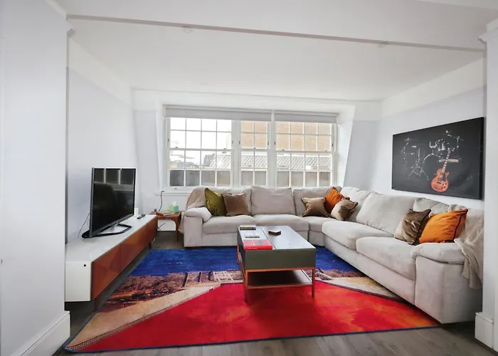 Large 3 Bedrm Apartment In Heart Of Theatre Land