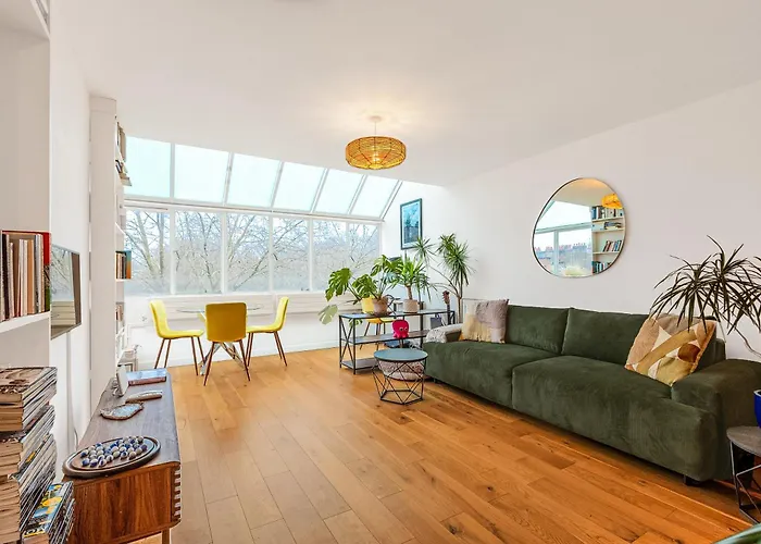 Filled With Light 1Br Apt W Balcony, London Centre