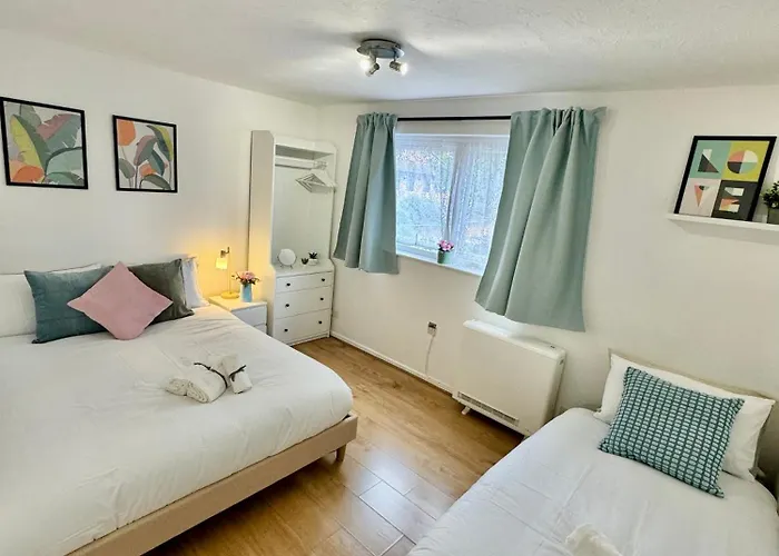 Tranquil 2 Bed Apt Near Downtown & Free Parking