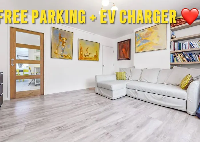Family House In The Heart Of Hanwell With 5 Stars!