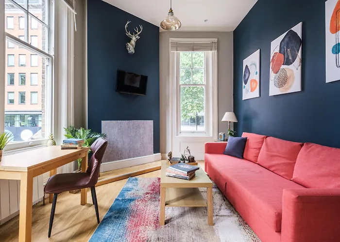 Sunny Corner Apartment In Center Of London