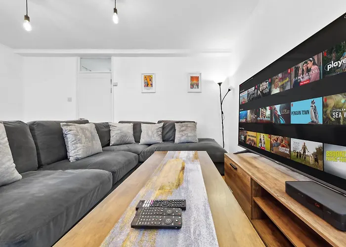 Spacious 3-Bed Apt Near Shoreditch With Parking