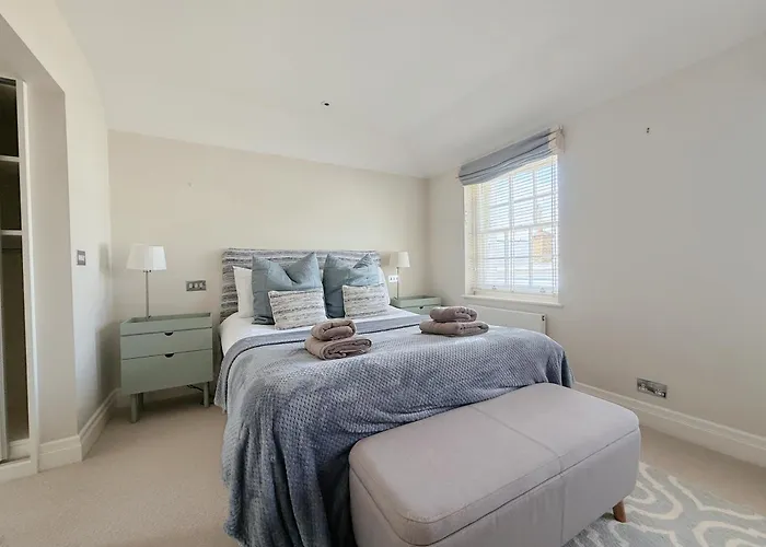 Stylish 3-Bedroom Terrace House Near Earls Court