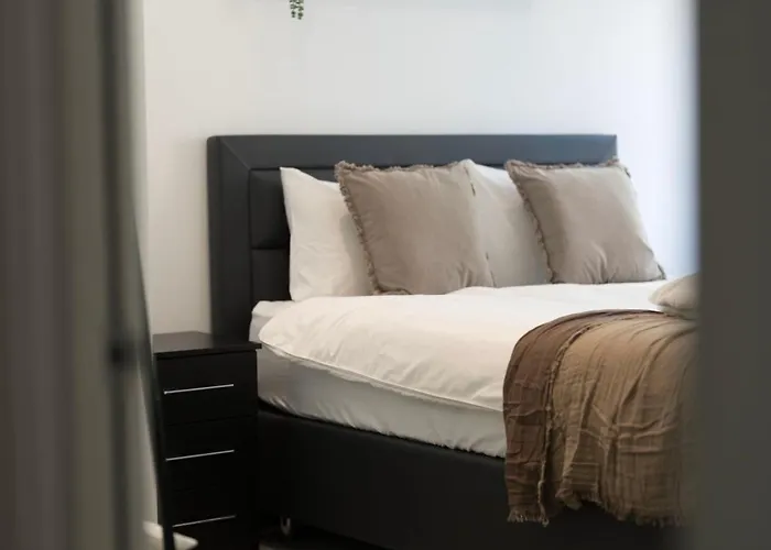 Stylish Modern Apartment By Aldgate East Station 1