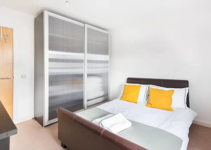 Spacious 2 Bedroom Apartment In Central Near Tube