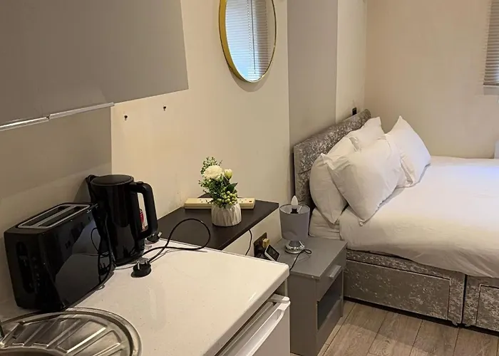 Letzi Premium Cozy Retreat Private En-Suite Rooms, Wembley