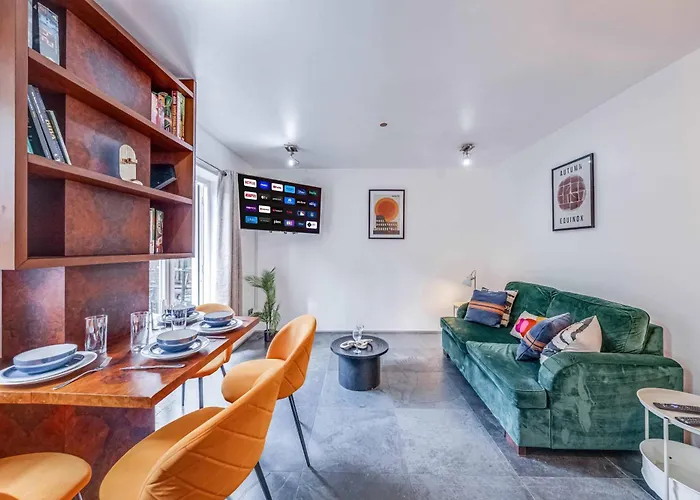 Stepney Green Gated Area With Parking & Garden