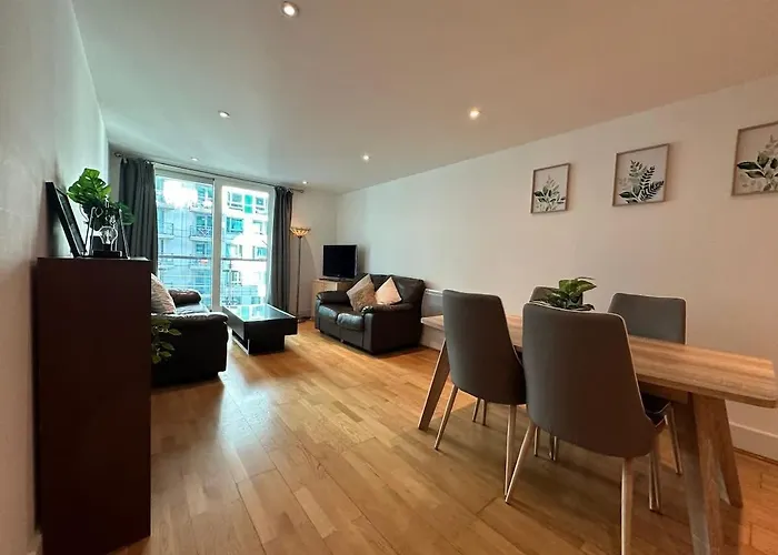 Compact 2 Bed Good Transport Links