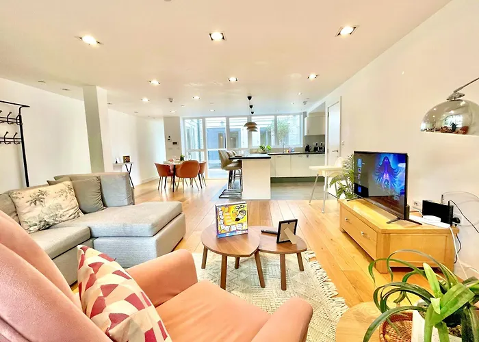 Spacious 3-Bedroom Flat In Holloway With Unique Central Patio With Free Wi-Fi