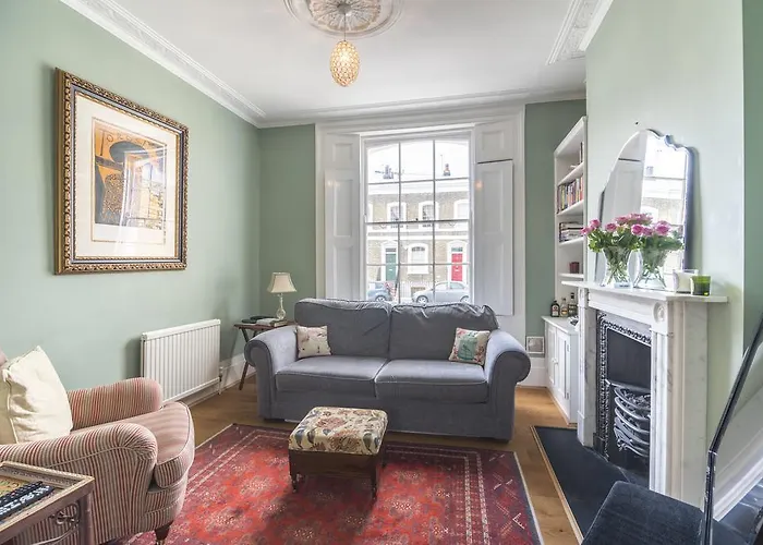 Bright Family Home In Angel With Patio
