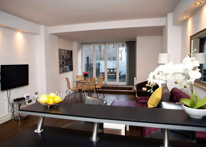 Apt 1, Trafalgar Square 1St Floor By Indigo Flats