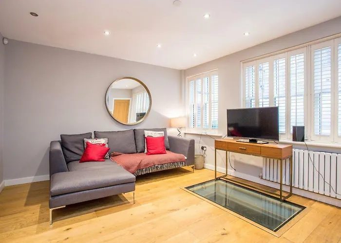 The Escalier Mews - Bright 3BDR Home