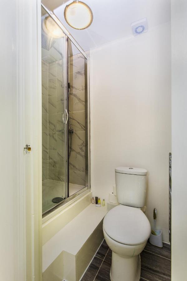 Apartment Amazing Flat With Recreational Activities For Large Families! London