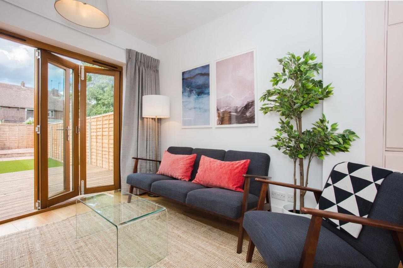 Stylish & Modern 3 Bed Flat In Nw With Garden