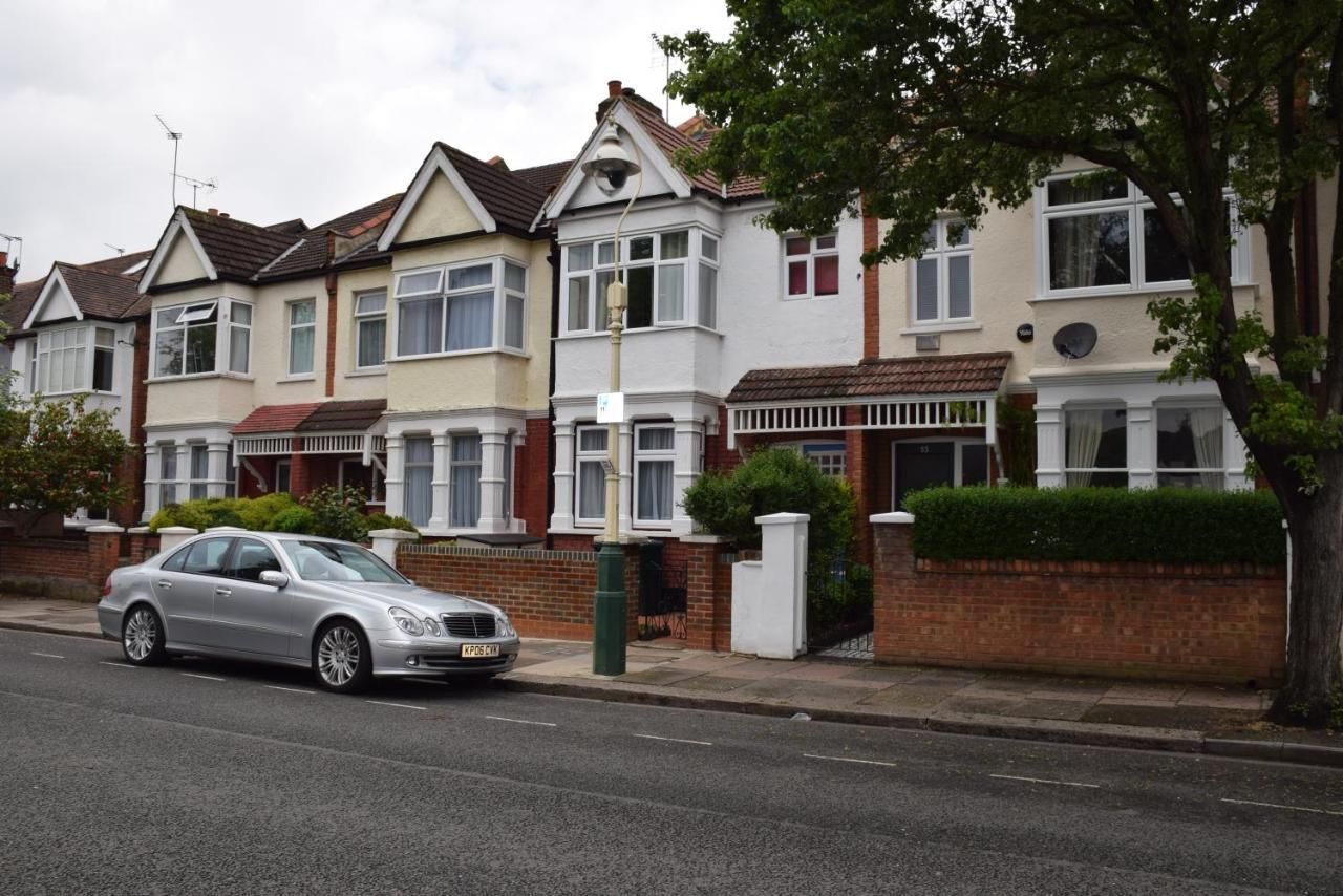 Three Bedroom Flat, Camborne Avenue W13 Ferienhaus London