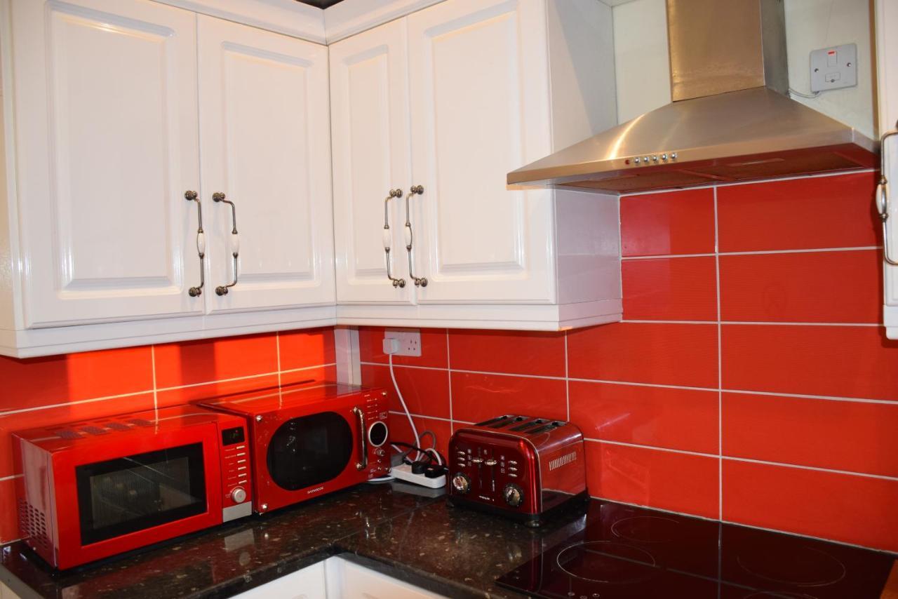 Three Bedroom Flat, Camborne Avenue W13 Ferienhaus *