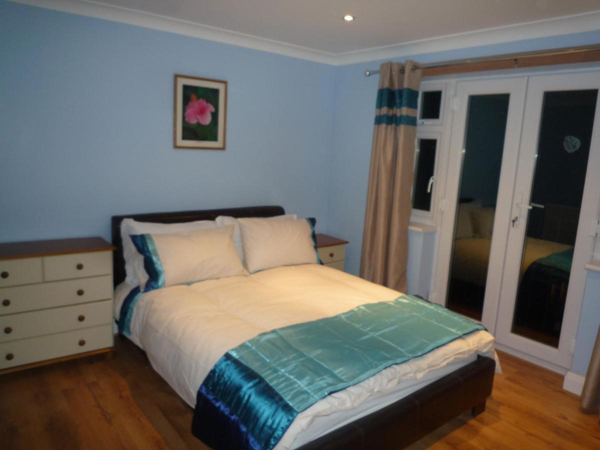 Three Bedroom Flat, Camborne Avenue W13 Ferienhaus