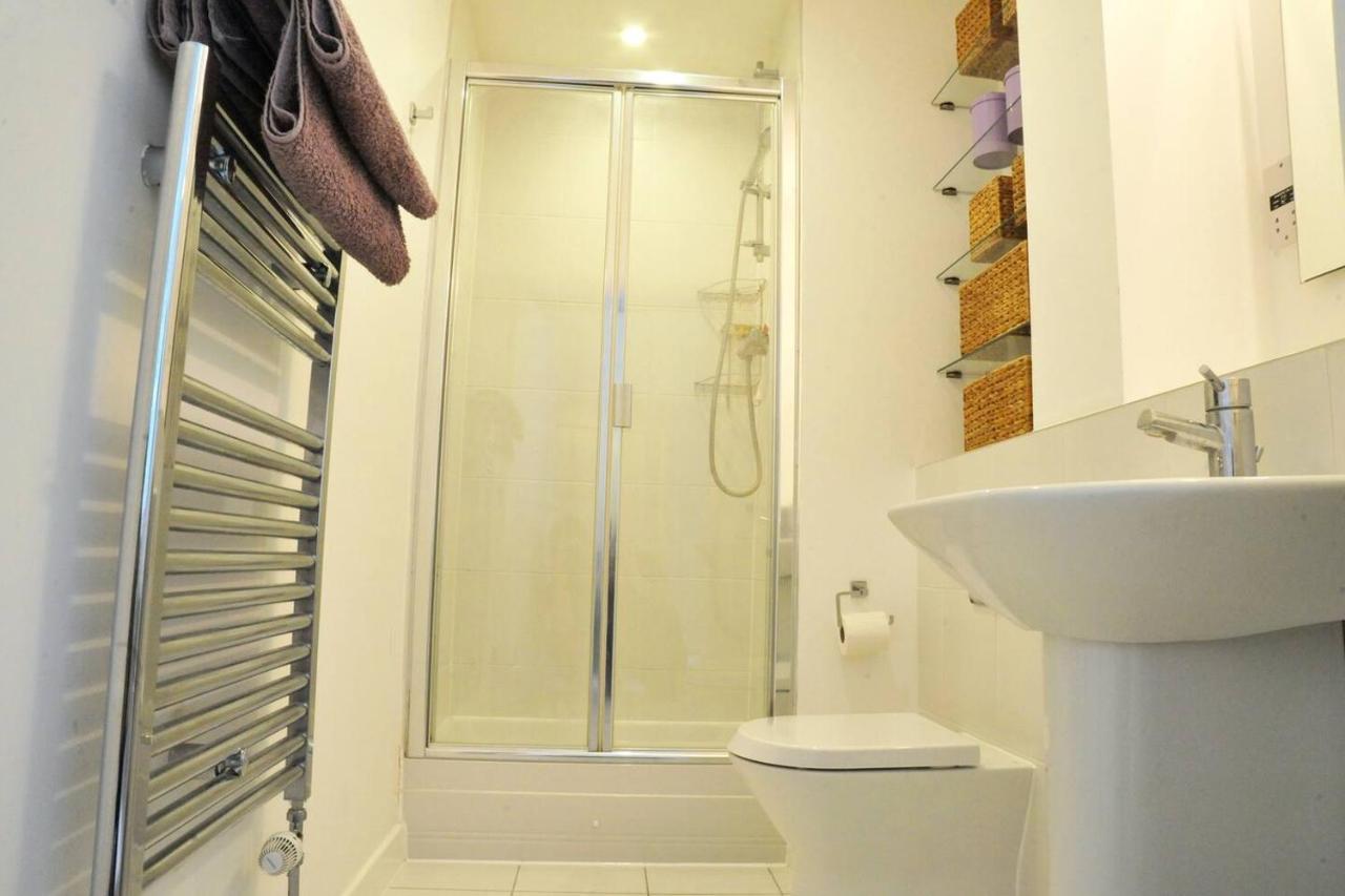 Wonderful, Bright Greenwich Sleeps 7 ! *