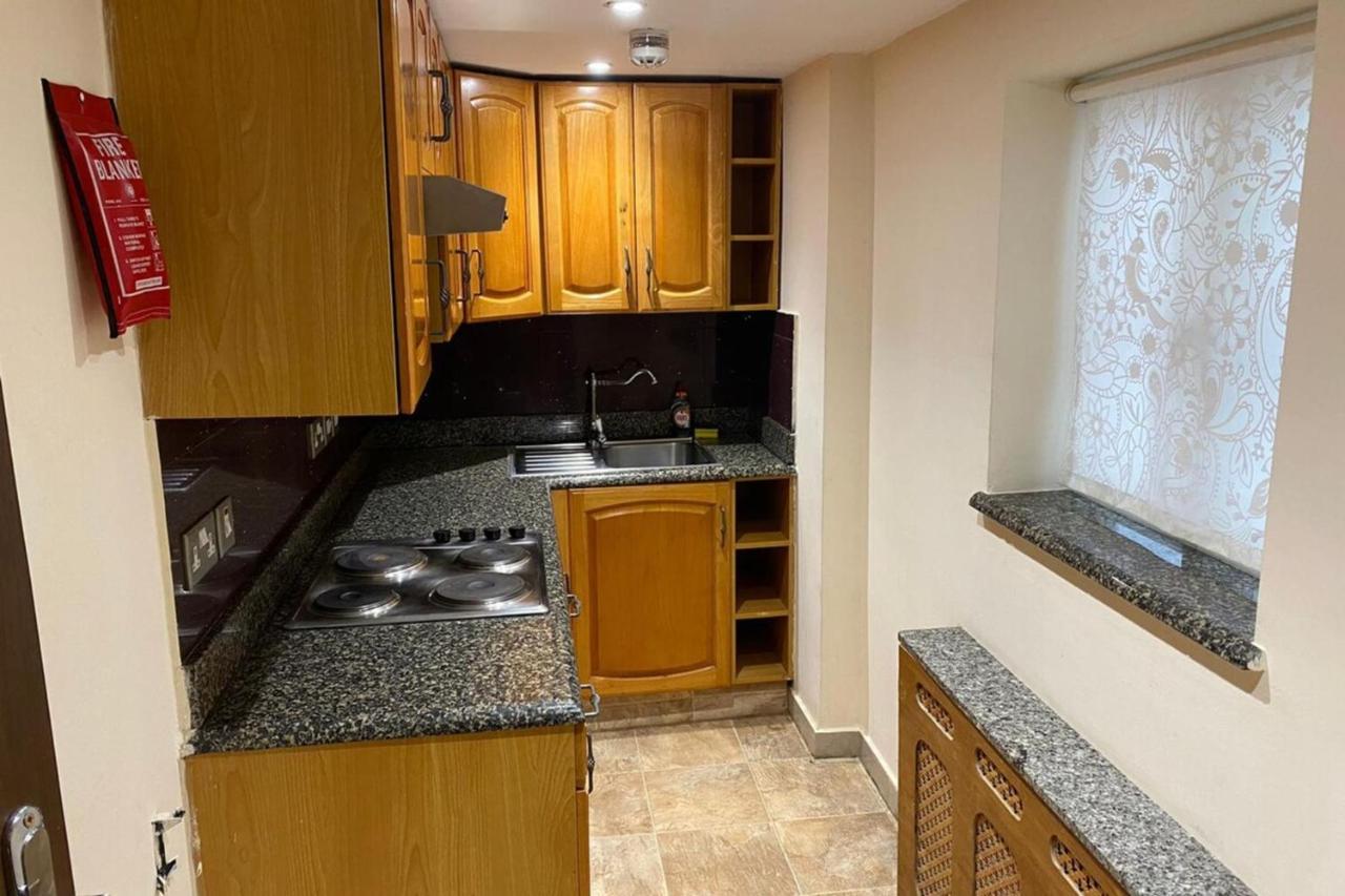 R12-b32-mezzanine Studio Near Hyde Park Apartment *