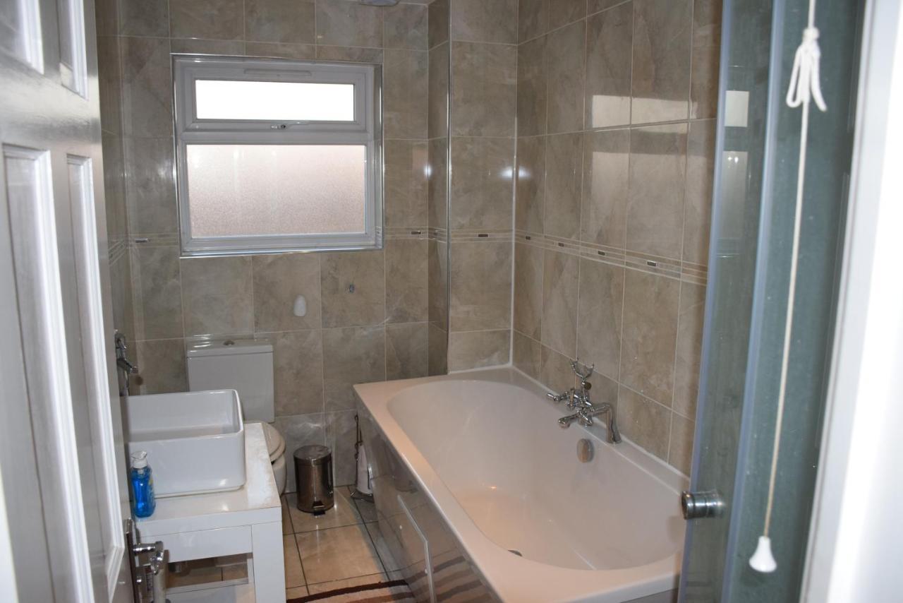Ferienhaus Three Bedroom Flat, Camborne Avenue W13 London