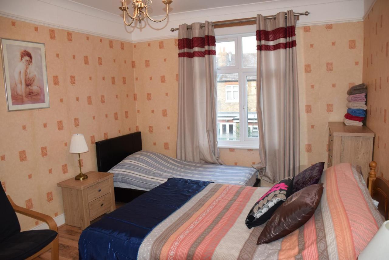 Ferienhaus Three Bedroom Flat, Camborne Avenue W13 *