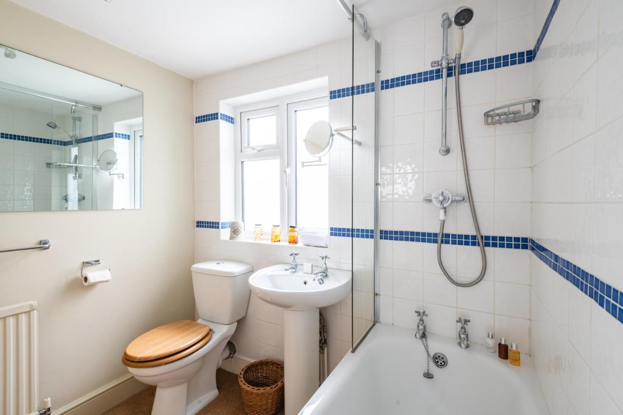 Traditional Fulham Close To The River Thames By Underthedoormat Apartment London