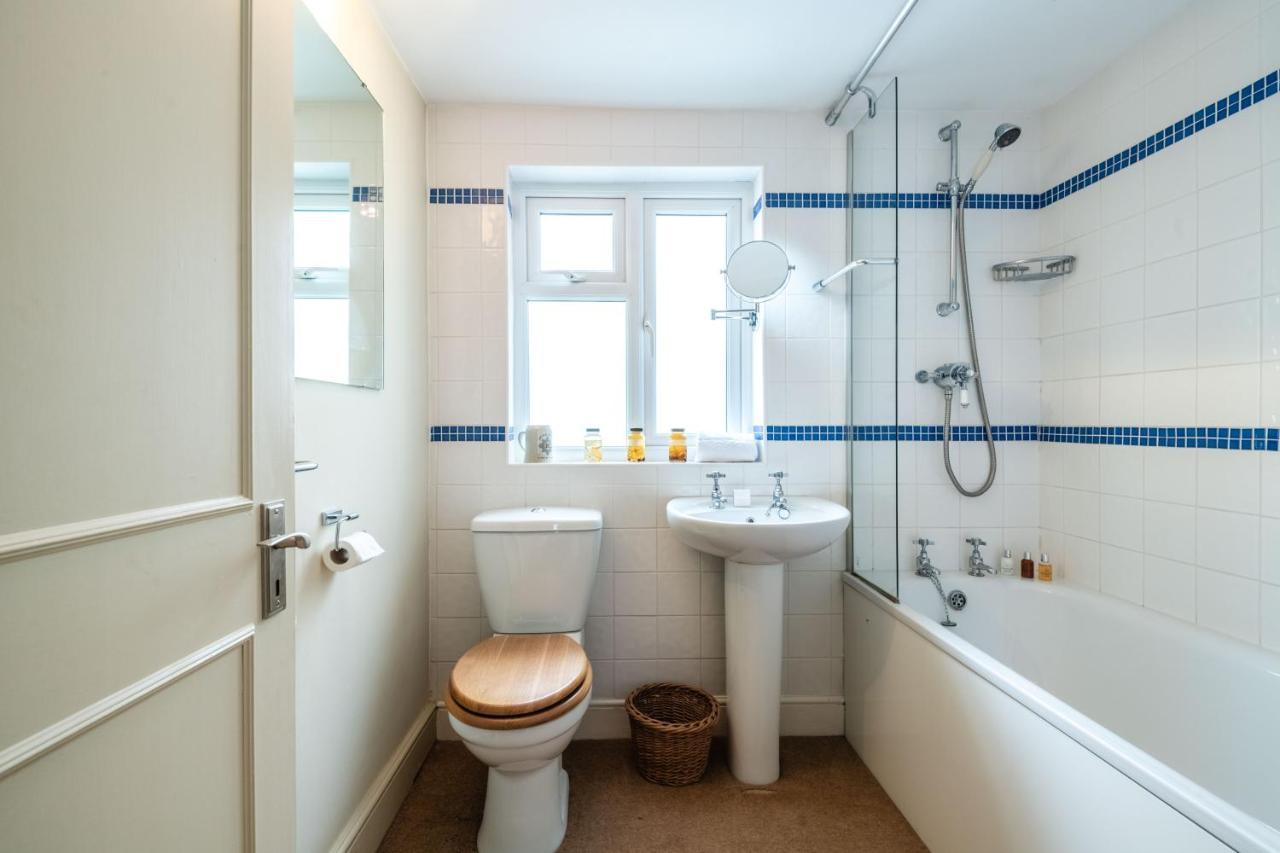 Traditional Fulham Close To The River Thames By Underthedoormat Apartment London