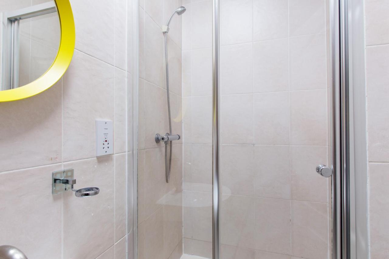 Tooting Broadway & By Dc Gasthuis 5*