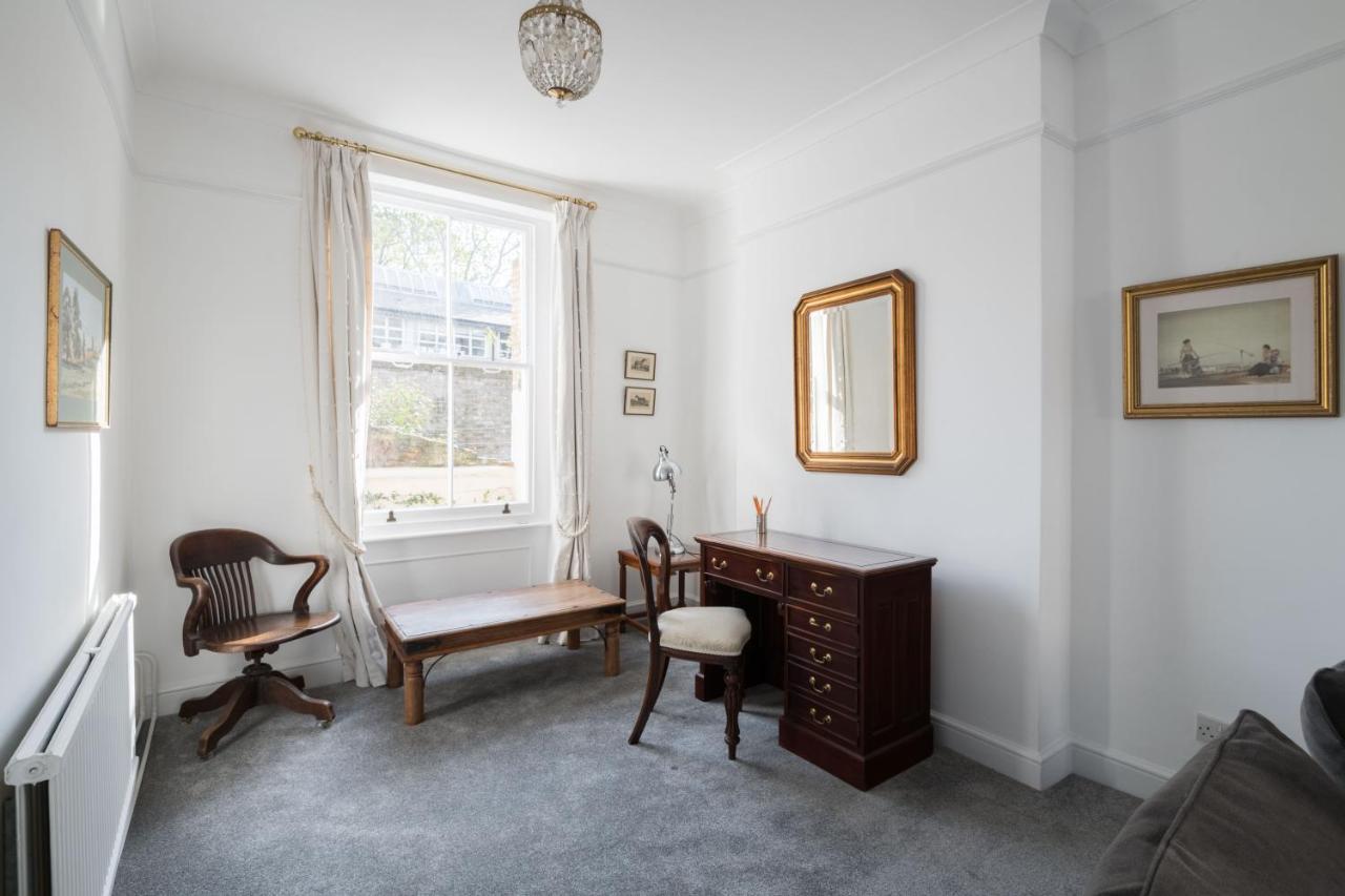 Stylish Sloane Square Close To Victoria By Underthedoormat Apartamento Londres