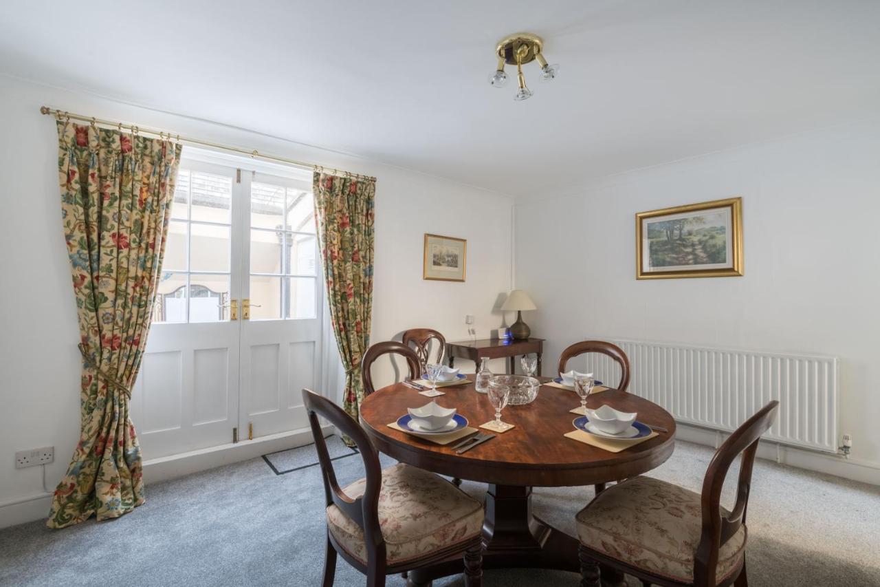 Stylish Sloane Square Close To Victoria By Underthedoormat Apartment London