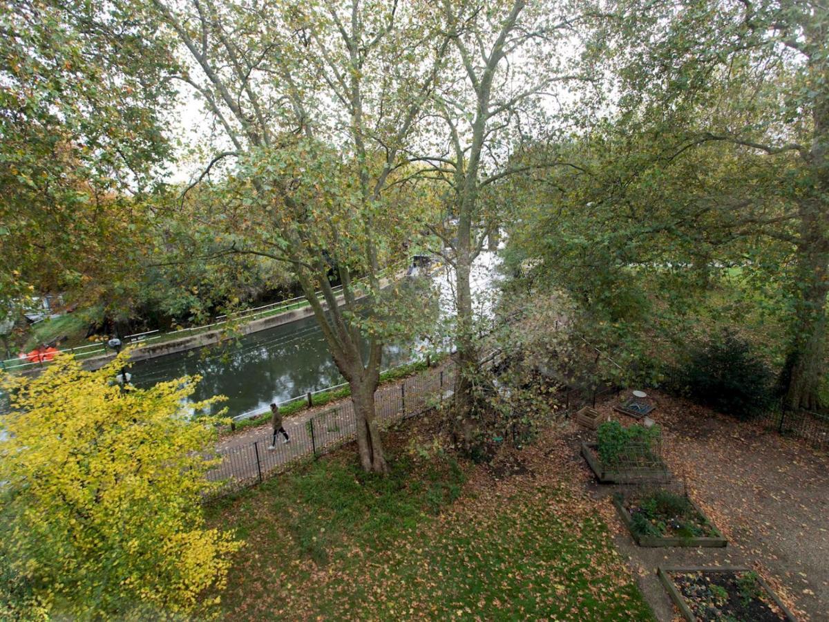 Apartment Spacious 2-bedroom Flat With Waterside Views