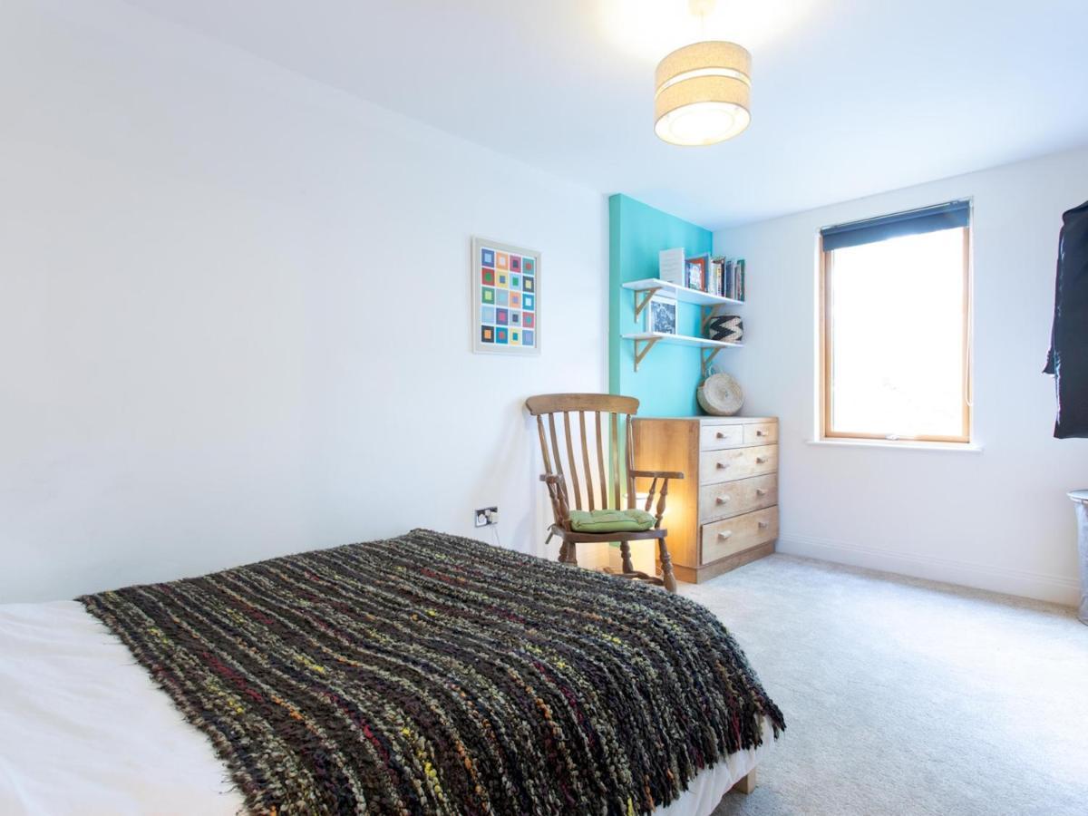 Apartment Spacious 2-bedroom Flat With Waterside Views