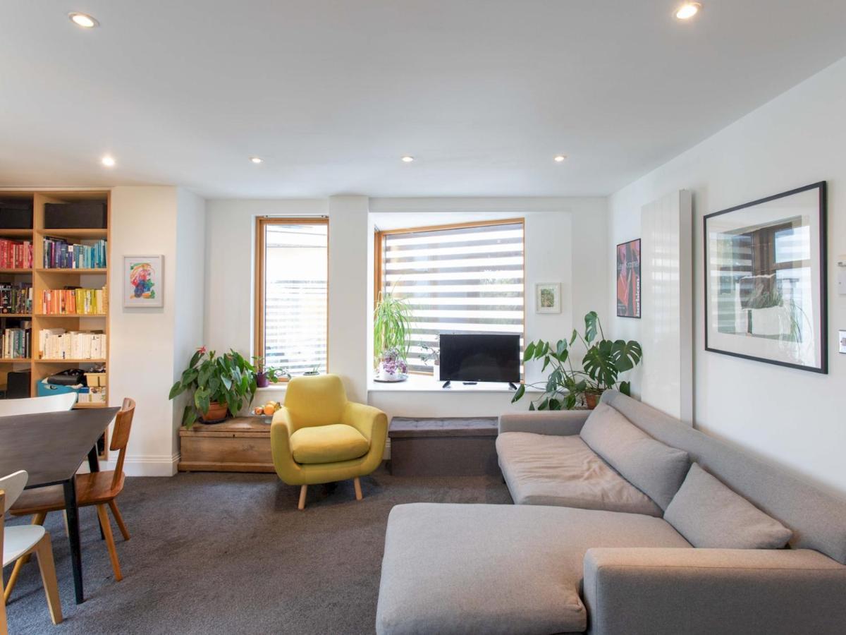 Apartment Spacious 2-bedroom Flat With Waterside Views
