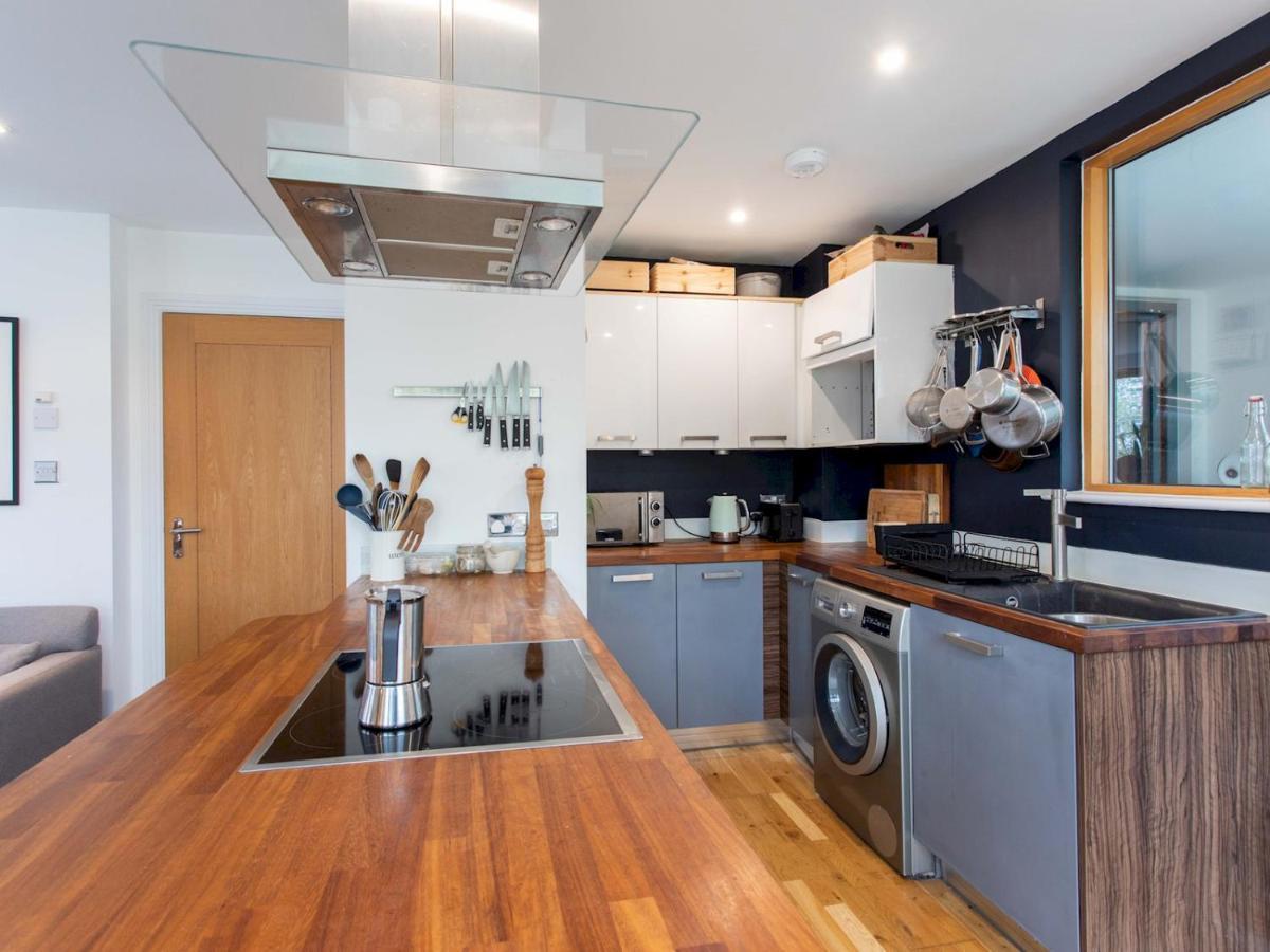 Spacious 2-bedroom Flat With Waterside Views *
