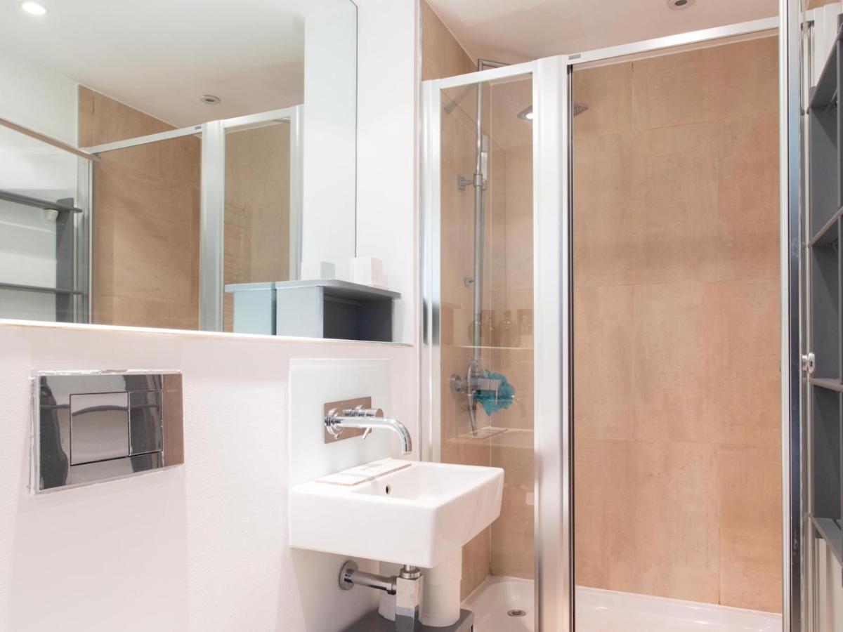 Spacious 2-bedroom Flat With Waterside Views London
