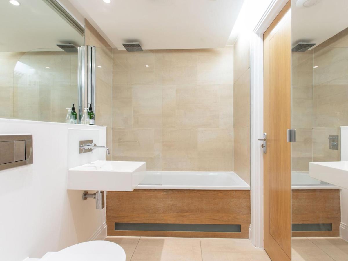 Spacious 2-bedroom Flat With Waterside Views