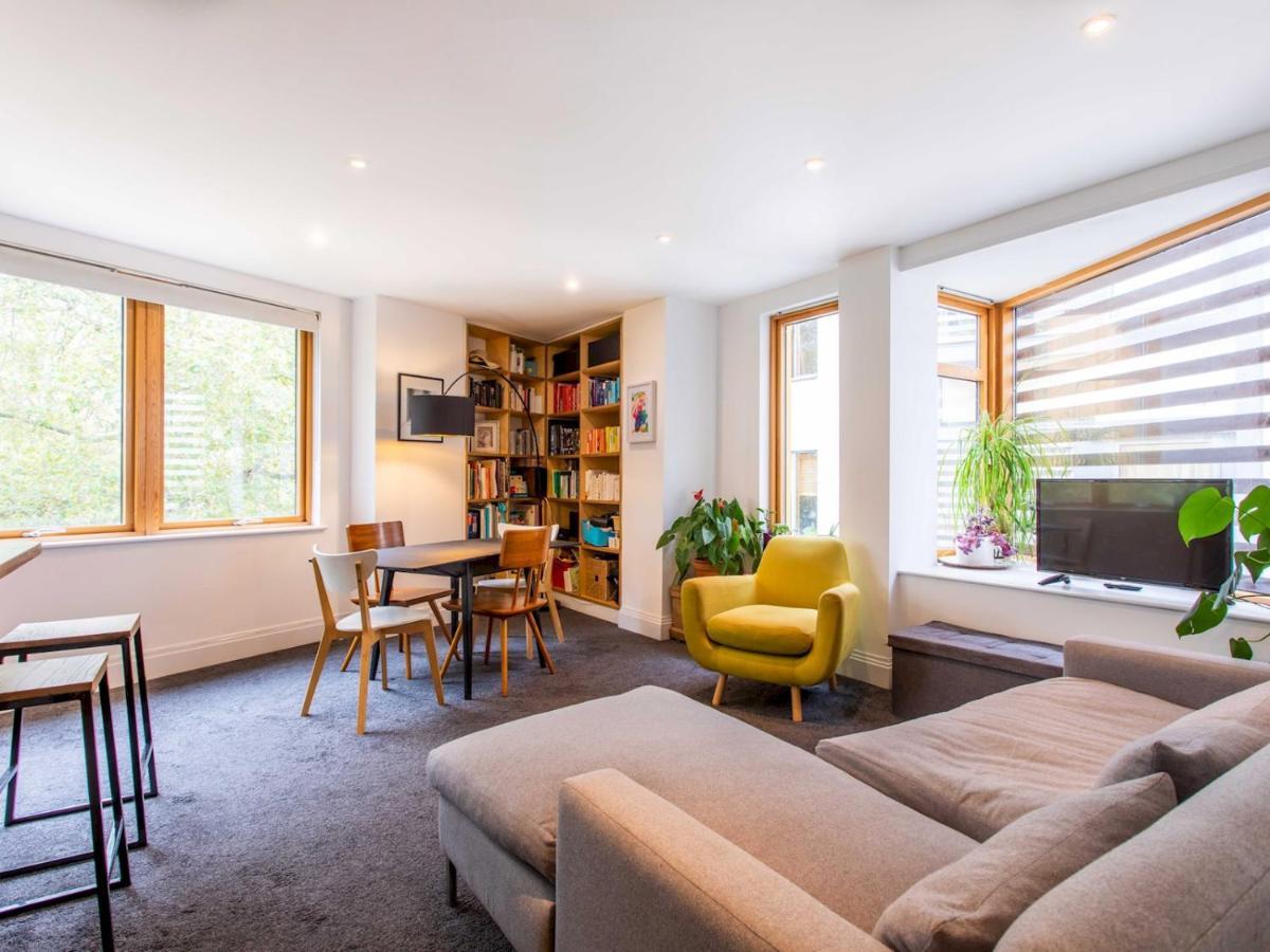 Apartment Spacious 2-bedroom Flat With Waterside Views London