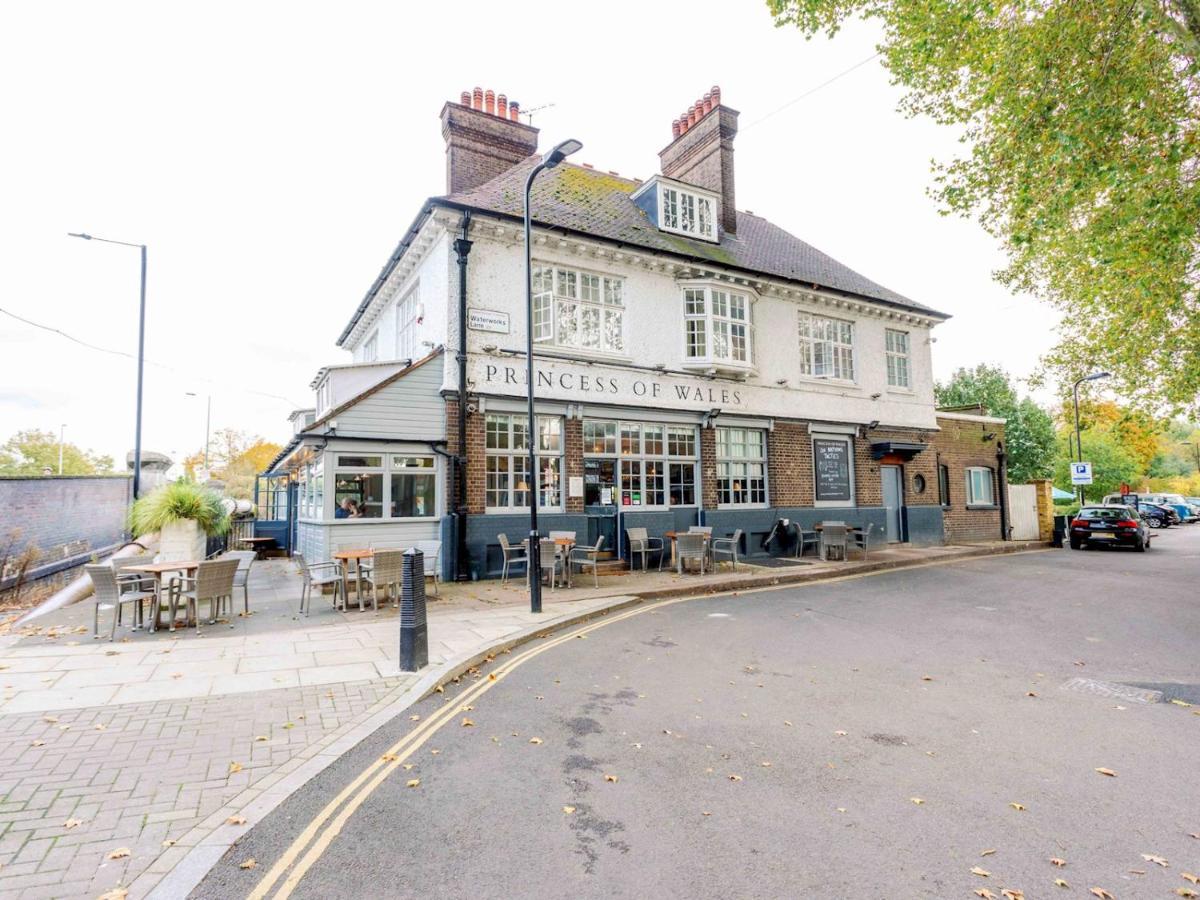 Spacious 2-bedroom Flat With Waterside Views * London
