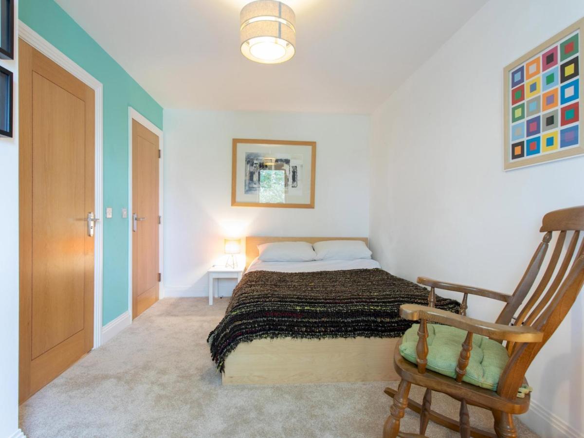 Spacious 2-bedroom Flat With Waterside Views Apartment