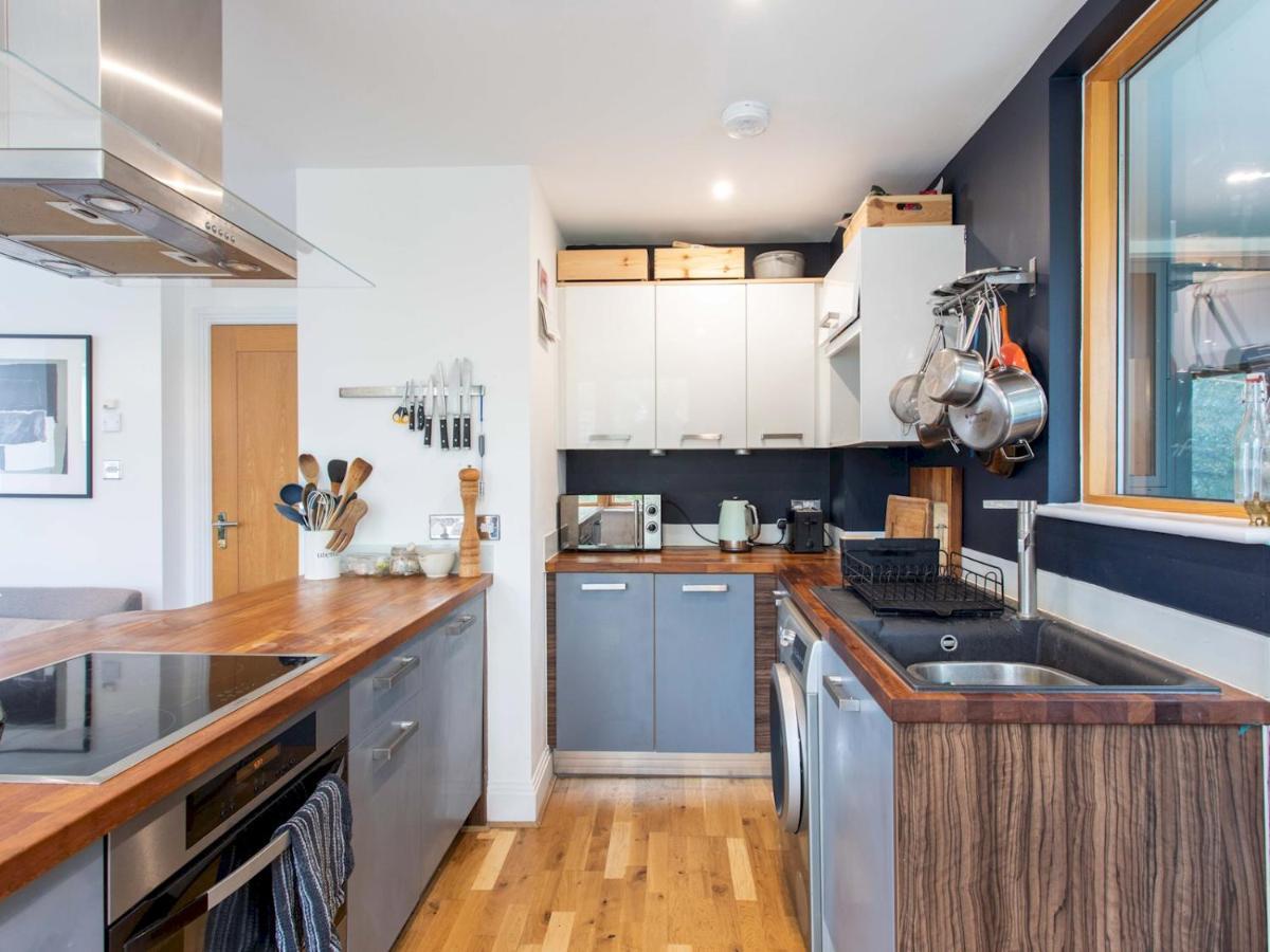 Spacious 2-bedroom Flat With Waterside Views Apartment