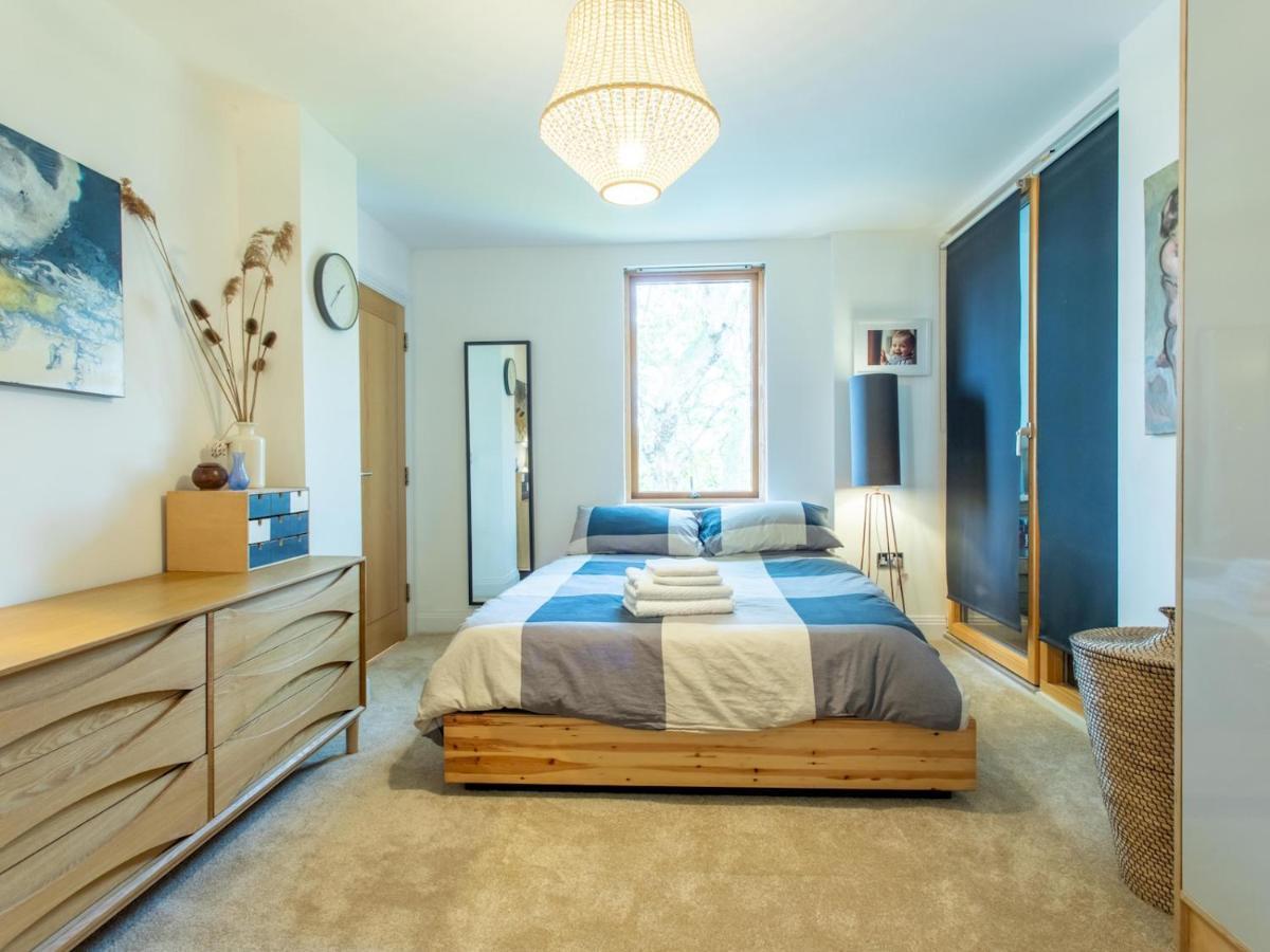 Apartment Spacious 2-bedroom Flat With Waterside Views