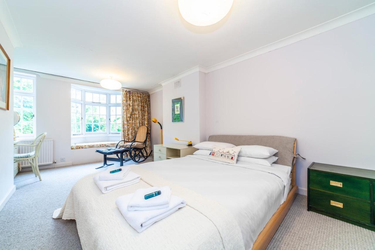Kynance Mews Rustic And Unique Three Bedroom Mews House With A Private Courtyard London