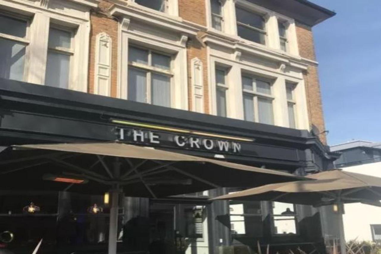Publove @ The Crown, Battersea Albergue Londres