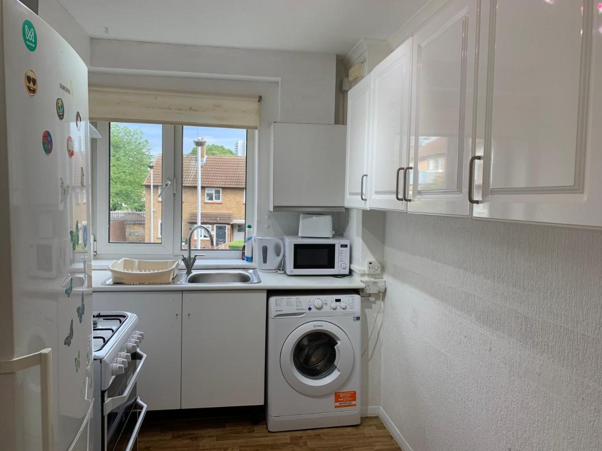 Apartamento Spacious Excel 2 Bedrooms, Separate Reception, Kitchen, Full Londres