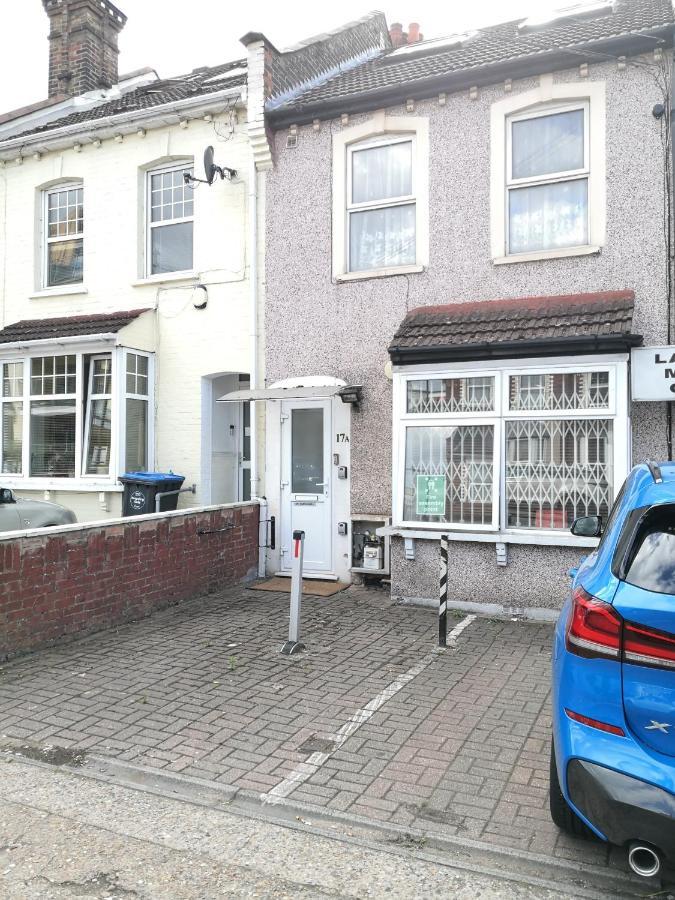 Carnation Flat A In Wembley * Londres