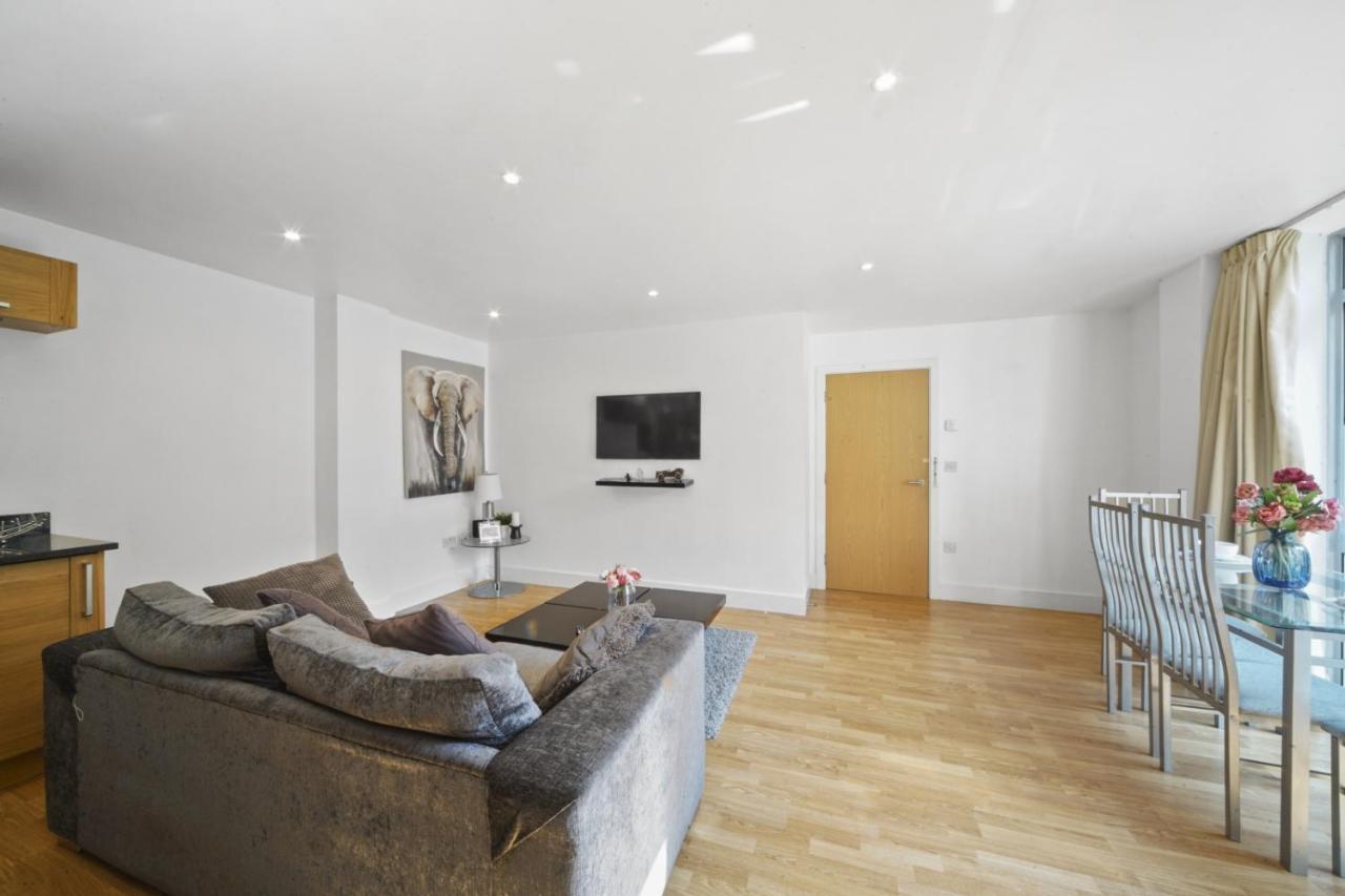 Skycity Modern By Bridge Apartment London